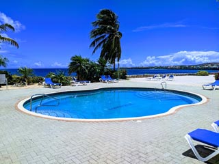 Bungalow 12 Swimming Pool